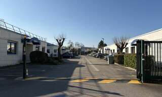 Commerce  1738 m² à louer à Saint-Genis-Laval (69230)