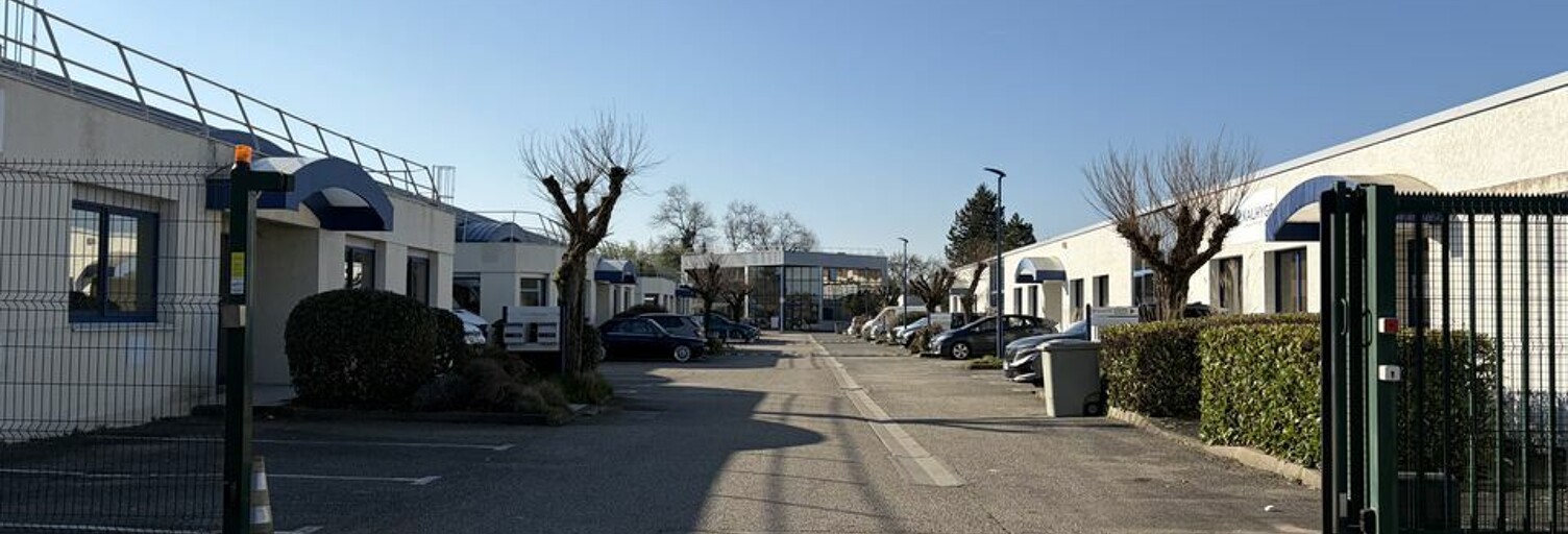 Commerce  1738 m² à louer à Saint-Genis-Laval (69230)