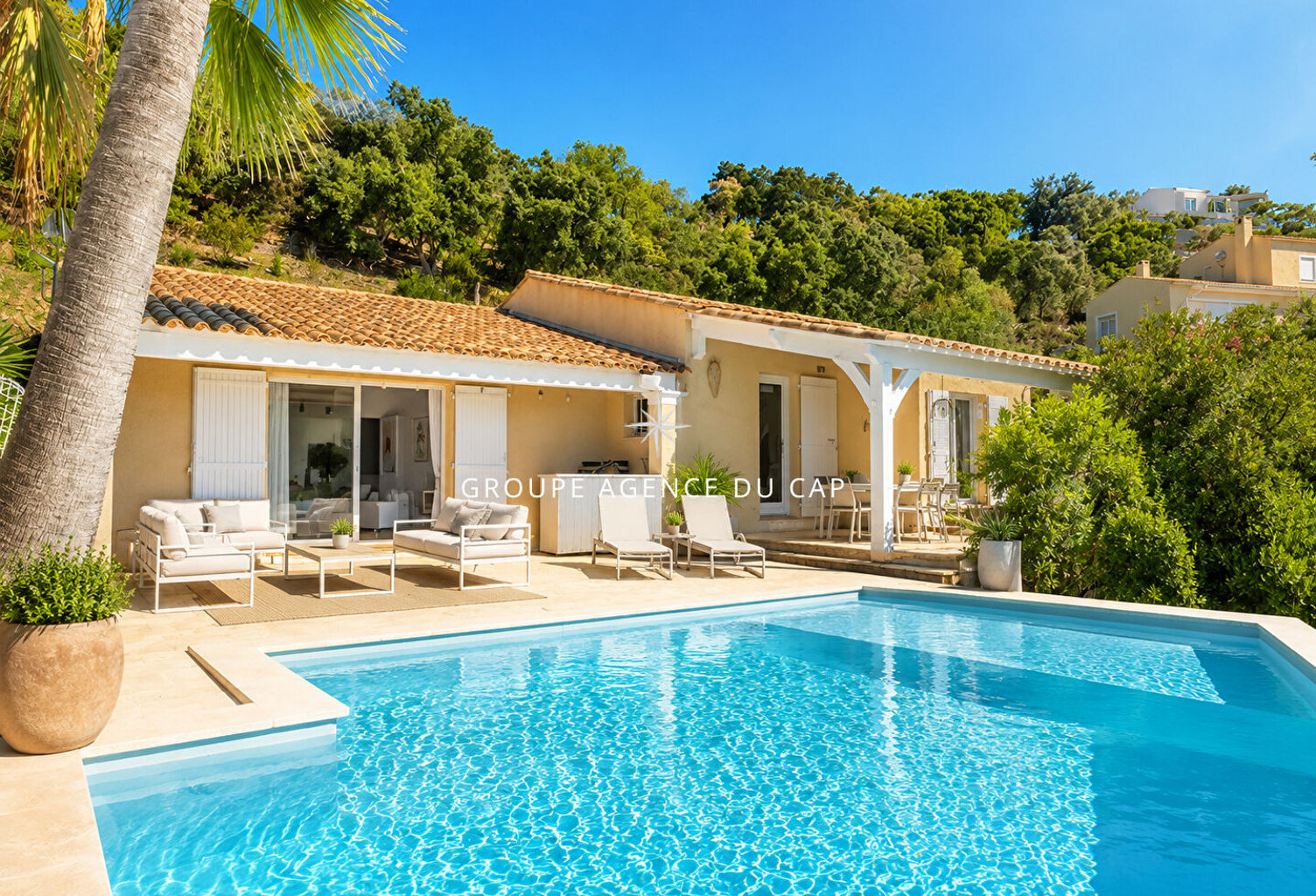 A VENDRE VILLA VUE MER DE PLAIN PIED AUX ISSAMBRES DE 111M² AVEC 3 CHAMBRES PISCINE ET GARAGE — photo 1