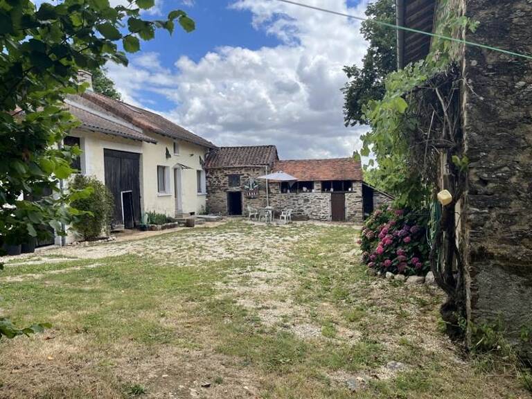 Maison en pierre de 3 pièces principales — photo 1