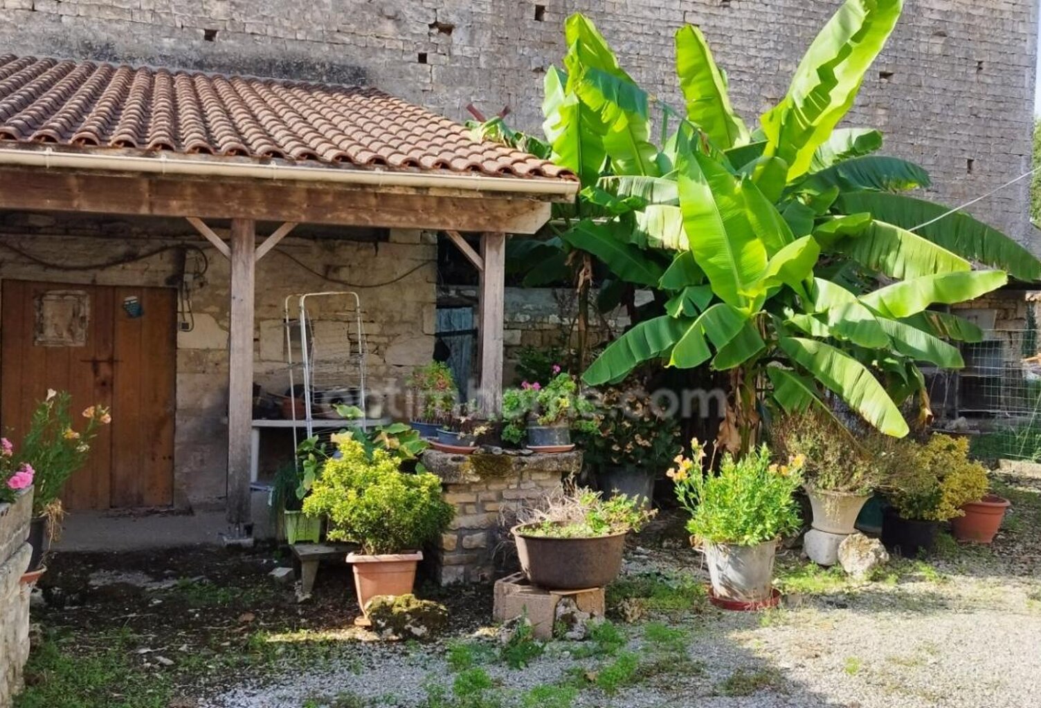 RUFFEC / COURCOME MAISON 168m², GRANGE, TERRAIN 1908 m² CLOS — photo 1