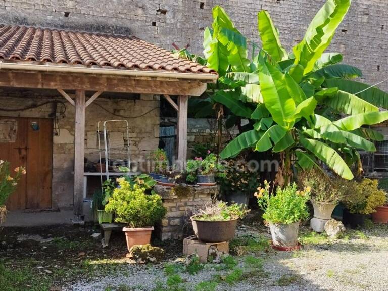 RUFFEC / COURCOME MAISON 168m², GRANGE, TERRAIN 1908 m² CLOS — photo 1