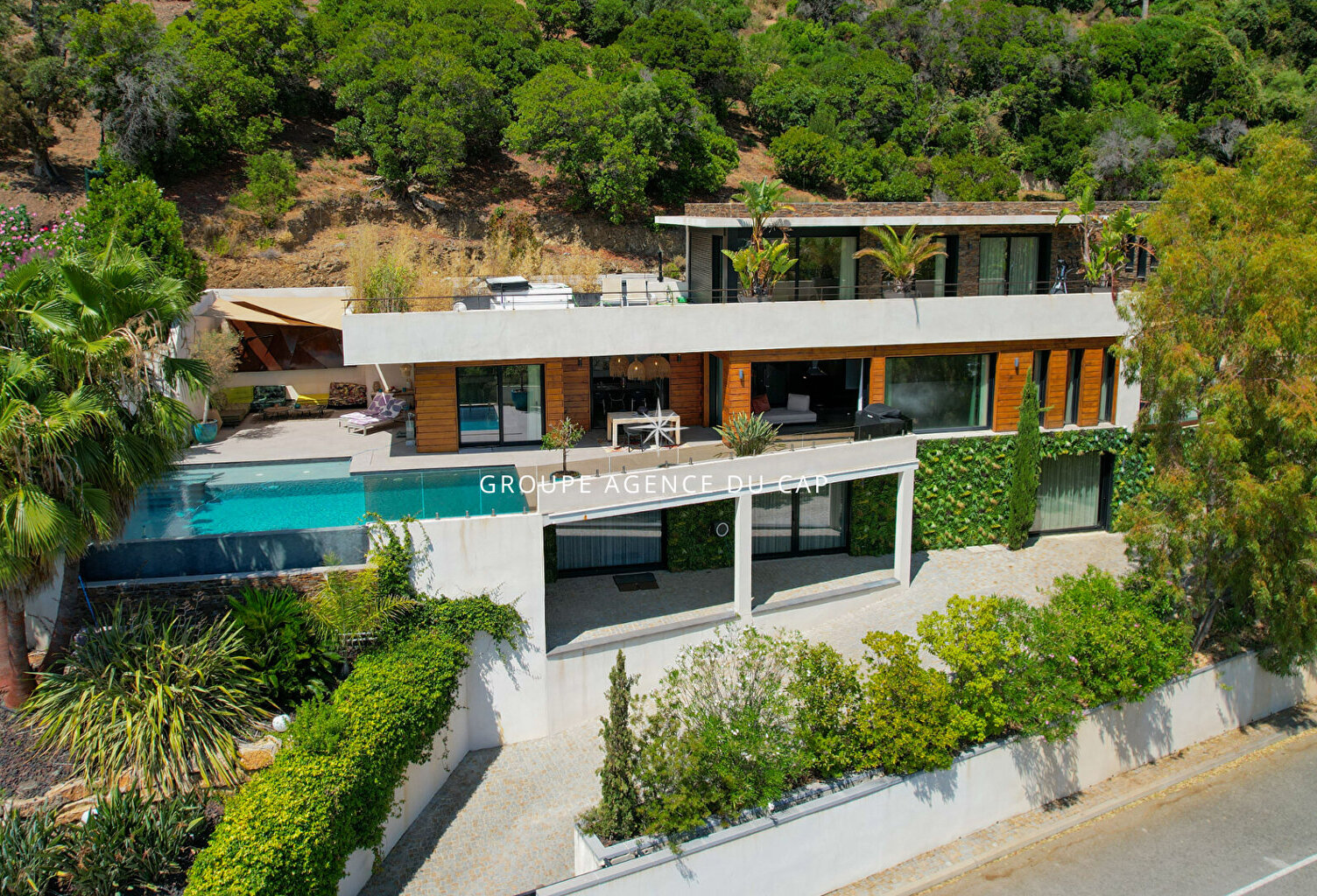 A VENDRE VILLA CONTEMPORAINE VUE MER PISCINE POOL HOUSE CHAMBRES EN SUITE LES ISSAMBRES — photo 1
