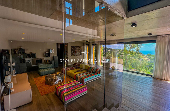 A VENDRE VILLA CONTEMPORAINE VUE MER PISCINE POOL HOUSE CHAMBRES EN SUITE LES ISSAMBRES — photo 5