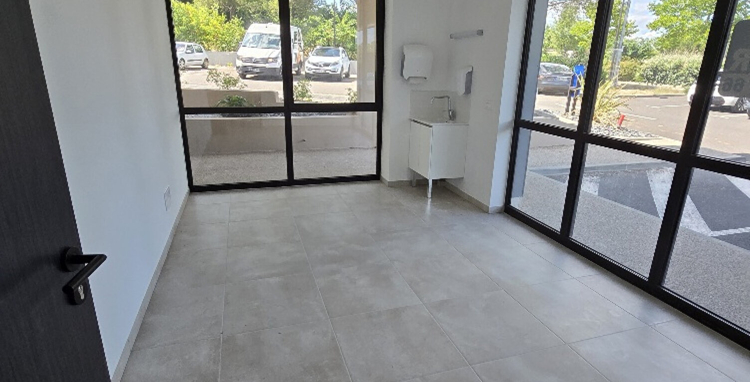 location local commercial neuf de 61m2 aux tannes basses à C — photo 1