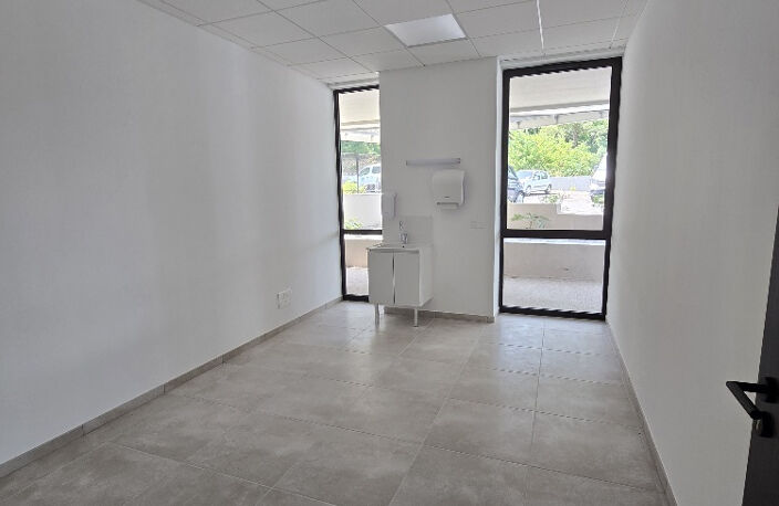 location local commercial neuf de 61m2 aux tannes basses à C — photo 3