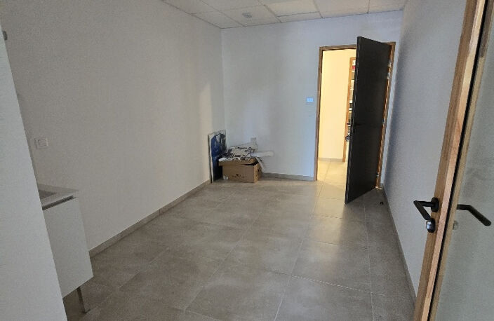 location local commercial neuf de 61m2 aux tannes basses à C — photo 5