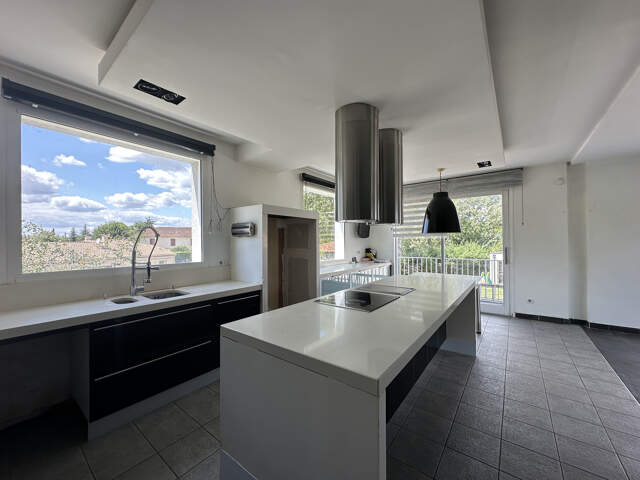 ROQUEFORT RIVE GAUCHE - MAISON FAMILIALE AVEC PISCINE ET TERRAIN — photo du bien