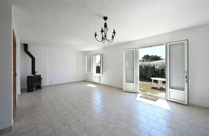 Maison de plain-pied située  centre village A VENDRE SAINT CLEMENT DES BALEINES — photo 3