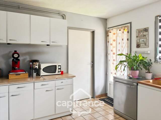 Maison de 3 chambres avec joli extérieur, proche des commodités à Espalais — photo du bien