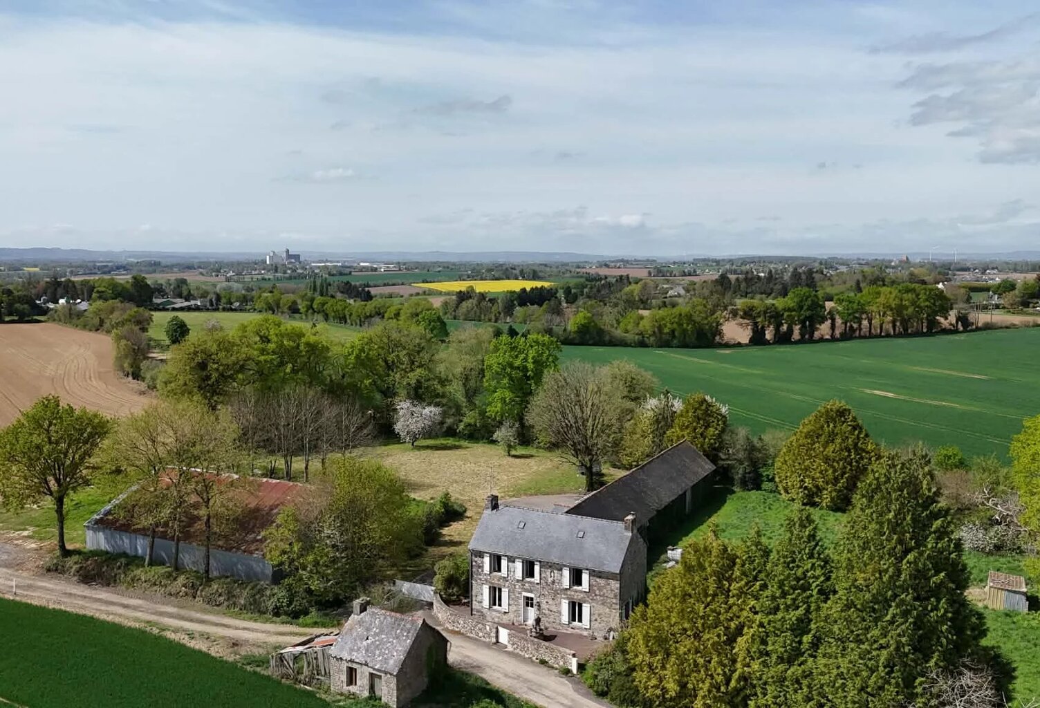 NOYAL-PONTIVY Maison de campagne avec hangar sur une parcelle de 5 500 m². — photo 1