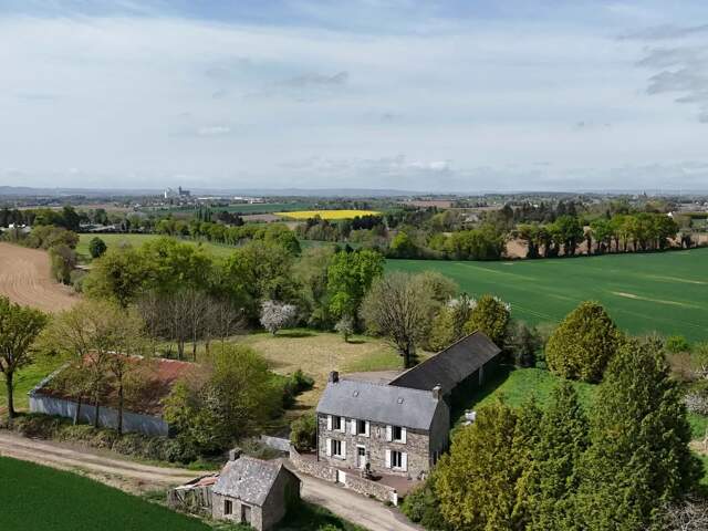 NOYAL-PONTIVY Maison de campagne avec hangar sur une parcelle de 5 500 m². — photo du bien