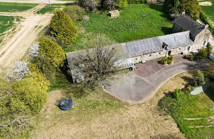 NOYAL-PONTIVY Maison de campagne avec hangar sur une parcelle de 5 500 m². — photo 2