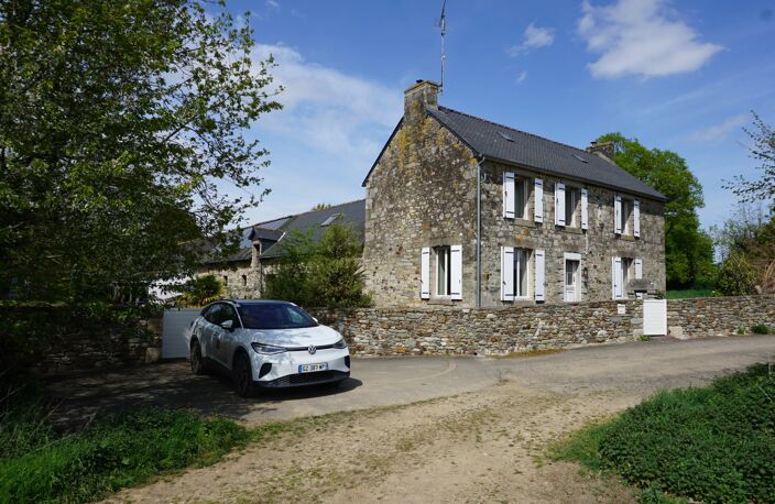 NOYAL-PONTIVY Maison de campagne avec hangar sur une parcelle de 5 500 m². — photo 3