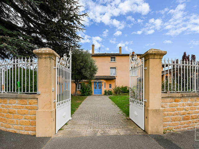Arnas Maison bourgeoise de 262M²  sur beau terrain avec piscine — photo du bien