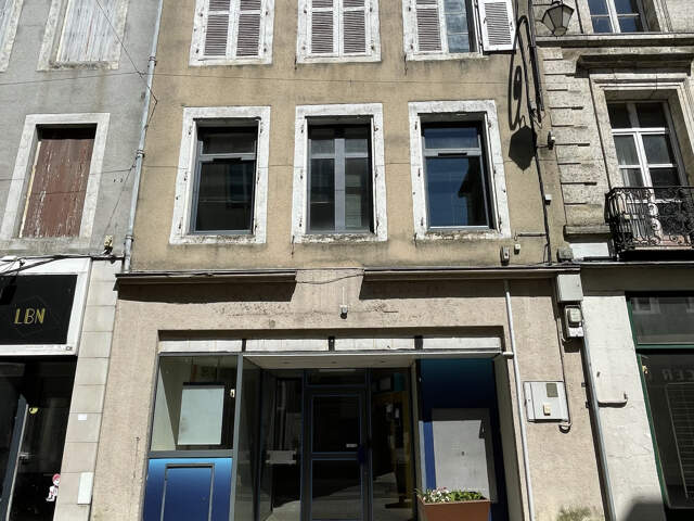 AU COEUR DE LA VILLE, IMMEUBLE AVEC LOCAL COMMERCIAL ET BURE — photo du bien
