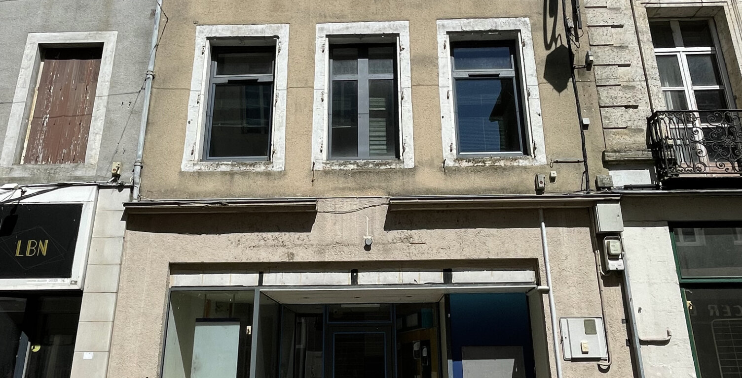 AU COEUR DE LA VILLE, IMMEUBLE AVEC LOCAL COMMERCIAL ET BURE — photo 1