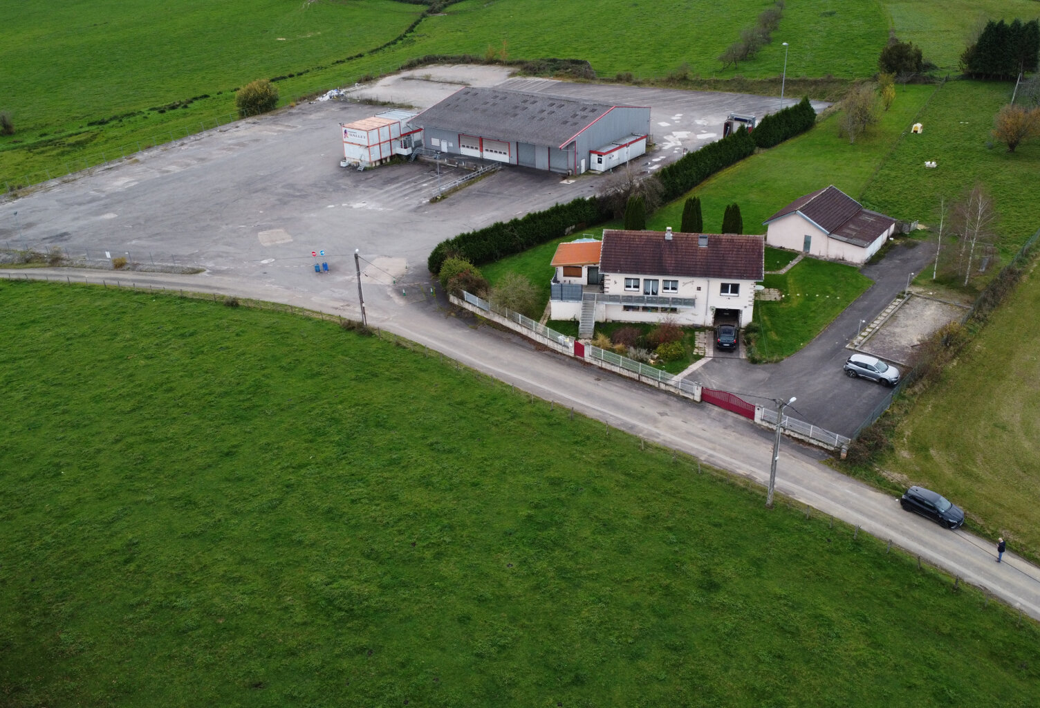 Vente ensemble immobilier, bâtiment de 700 m2 + pavillon sur — photo 1