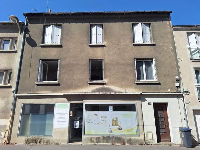 PORTES OUVERTES - Immeuble avec bureaux et 2 appartements loués — photo du bien