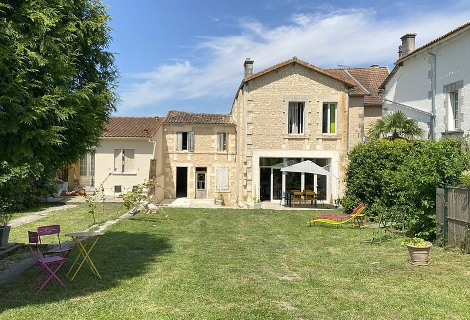 À VENDRE – BARBEZIEUX-SAINT-HILAIRE (16) – Propriété de caractère - cœur de ville — photo 1