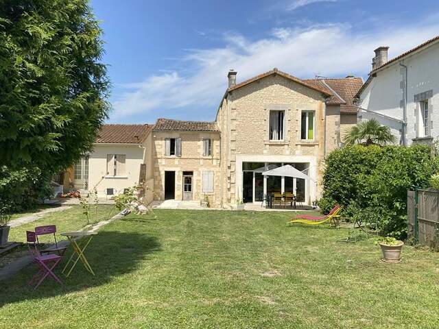 À VENDRE – BARBEZIEUX-SAINT-HILAIRE (16) – Propriété de caractère - cœur de ville — photo du bien
