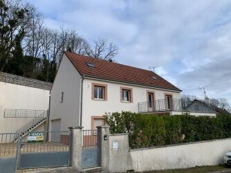 Découvrez cette magnifique maison contemporaine de 202 m², offrant une vue dégagée. Baignée de lumière naturelle toute la journée, dans un environnement calme, la maison est construite sur un terrain de 1228 m² et offre de nombreux atouts pour un confort de vie. A 5 mn d'Avallon. En rez-de-jardin : Entrée avec placards, salle de bains/wc, bureau. Au 1er étage, vous découvrirez un vaste séjour de 42 m² (poutres) communiquant chaleureusement avec la terrasse et le jardin avec une vue dégagée, cuisine aménagée, dégagement desservant trois chambres sur parquet et une salle de bains/wc. Au deuxième étage une salle de jeux de 56 m² (possibilité de faire deux belles chambres). Garage de 58 m², cellier/buanderie. Les prestations sont de grande qualité, idéal pour les familles à la recherche d'un cadre de vie agréable et paisible, à proximité des commerces.