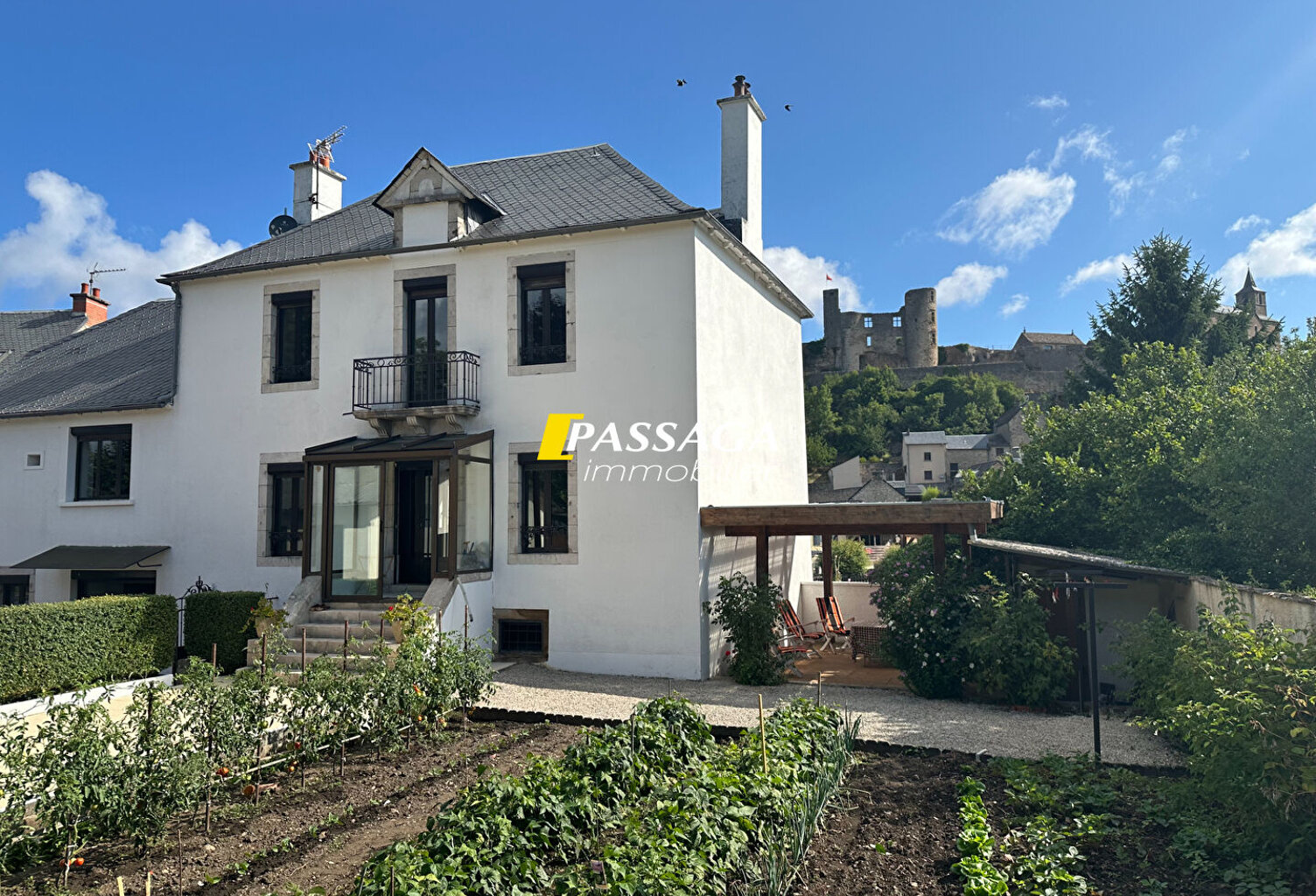 A VENDRE - Maison d'habitation avec cour, jardin et studio - BERTHOLENE — photo 1
