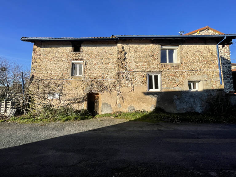 Maison en pierre à rénover avec jardin — photo 1