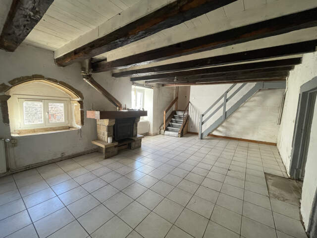 Maison en pierre à rénover avec jardin — photo du bien