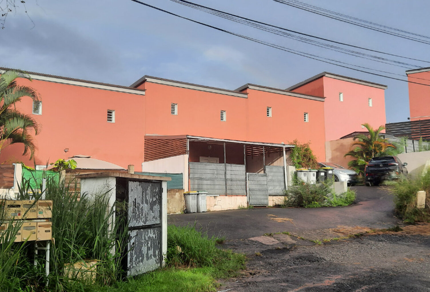 EN VENTE SUR SAINT- ANDRE IMMEUBLE DE 8 LOGEMENTS T3 DE 61M² AVEC 12 PLACES DE PARKING SUR TERRAIN 2200M² — photo 1