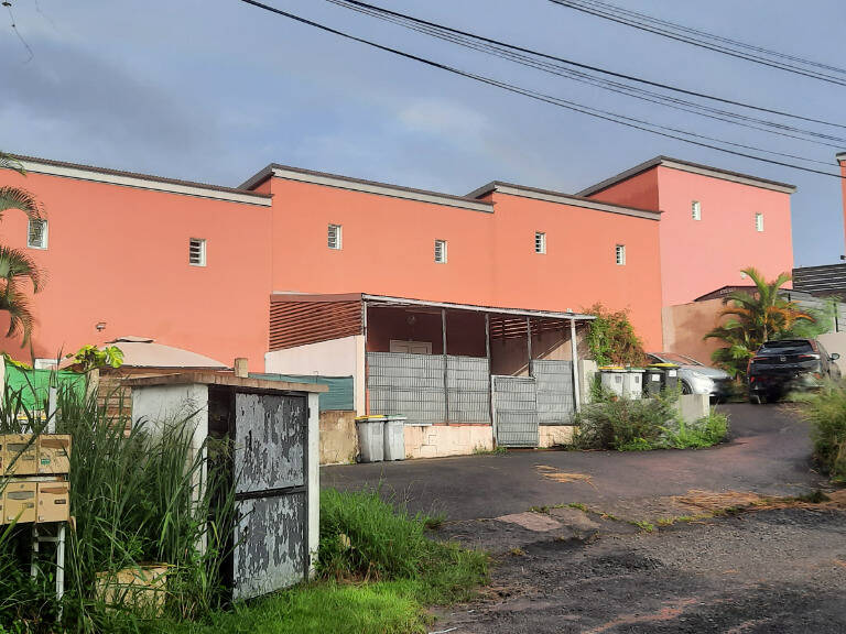 EN VENTE SUR SAINT- ANDRE IMMEUBLE DE 8 LOGEMENTS T3 DE 61M² AVEC 12 PLACES DE PARKING SUR TERRAIN 2200M² — photo 1