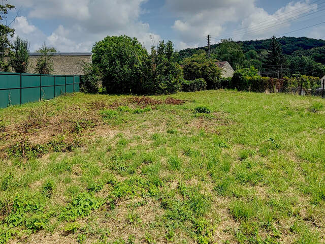 Terrain constructible 421 m2 à Mérard commune de BURY  48 00 — photo du bien