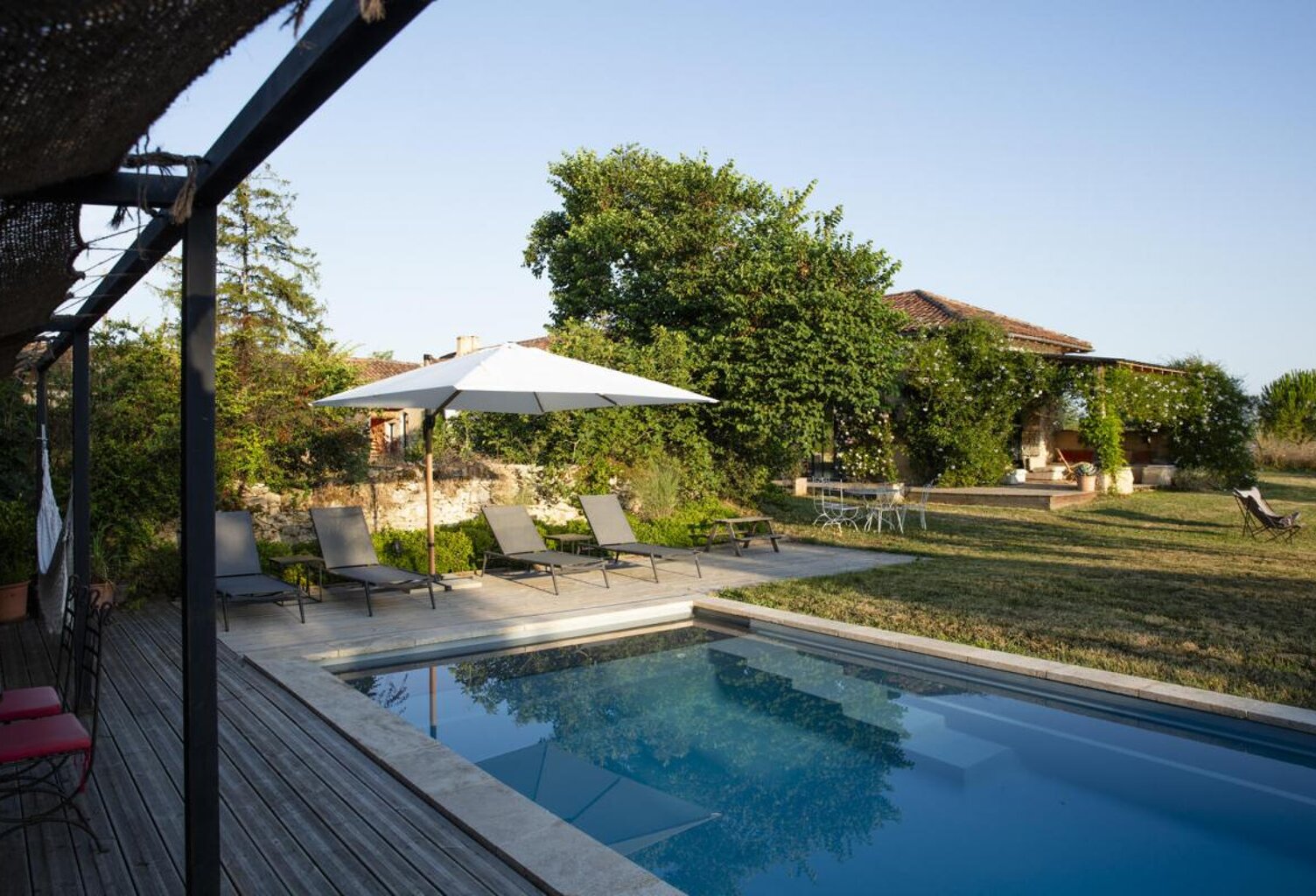 Bien unique dans une position idéale ! Superbe et unique rénovation, mêlant harmonieusement les styles anciens et contemporains, au sein de cette charmante propriété avec piscine, sauna et atelier d'artiste. Pompe à chaleur et panneaux solaires — photo 1