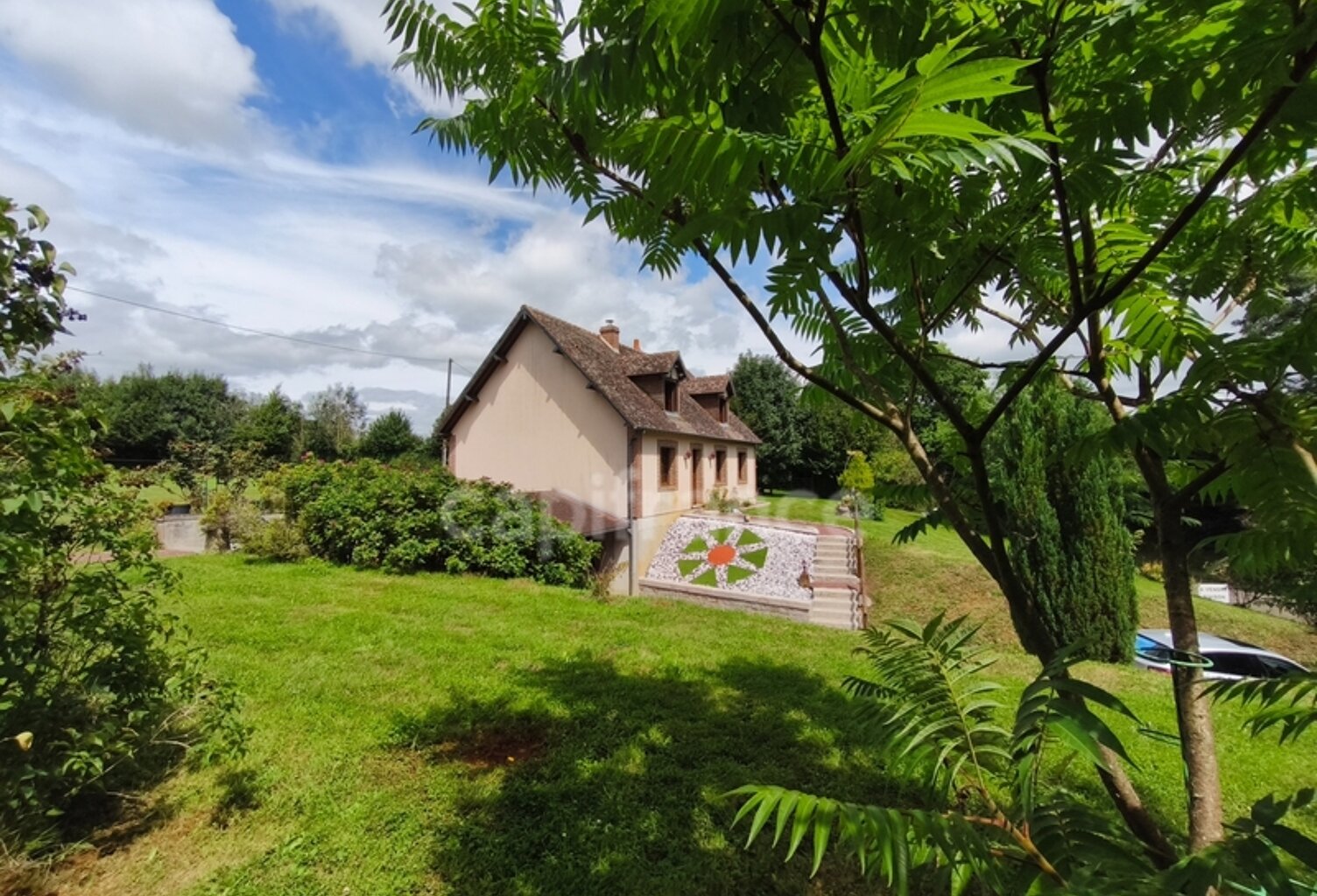 À Échauffour (61370), découvrez cette spacieuse maison familiale de 135 m², offrant 4 chambres, un vaste jardin paysagé de 7 490 m², une grande terrasse, au cœur d’un environnement calme et verdoyant — photo 1