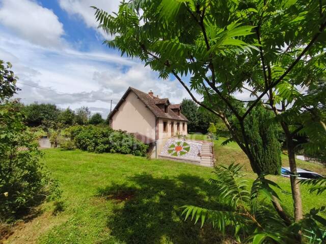 À Échauffour (61370), découvrez cette spacieuse maison familiale de 135 m², offrant 4 chambres, un vaste jardin paysagé de 7 490 m², une grande terrasse, au cœur d’un environnement calme et verdoyant — photo du bien