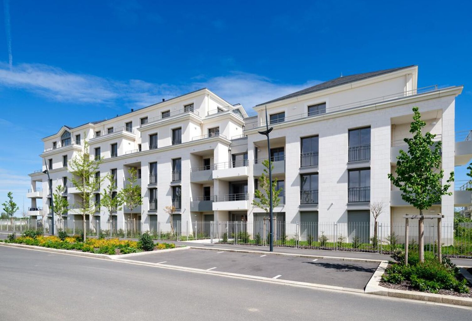 APPARTEMENT DEUX PIECES TERRASSE + 2 PARKING RESIDENCE NEUVE ST CYR/LOIRE — photo 1
