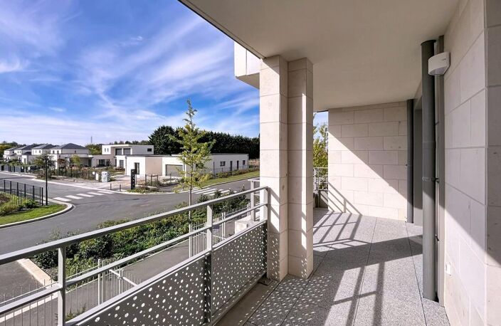 APPARTEMENT DEUX PIECES TERRASSE + 2 PARKING RESIDENCE NEUVE ST CYR/LOIRE — photo 2