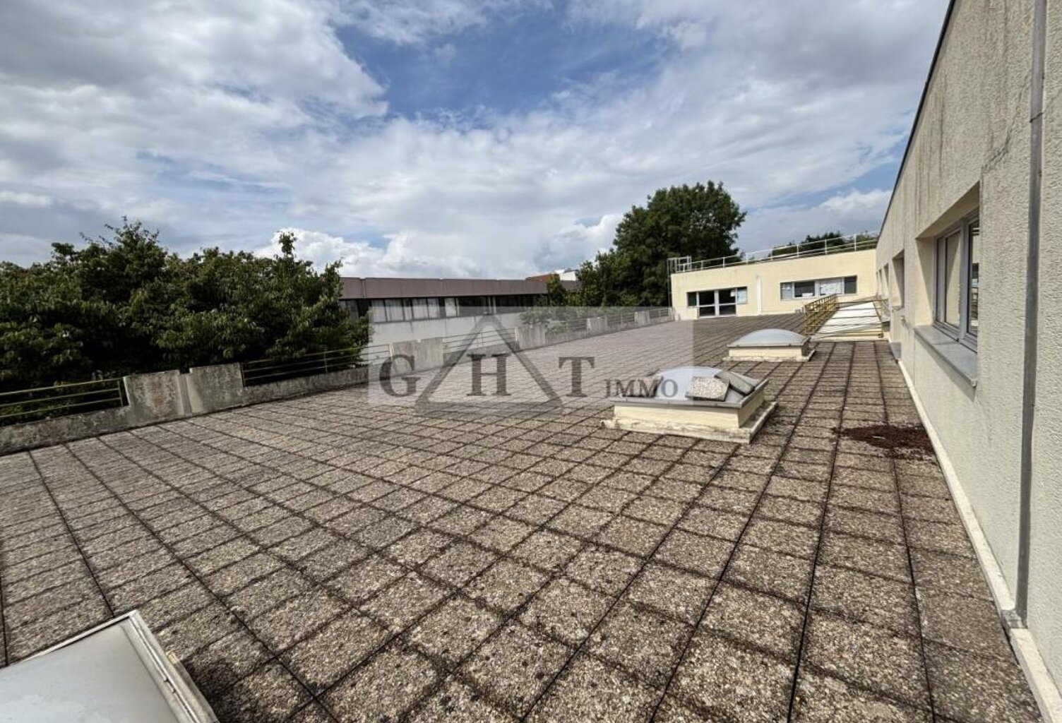 À LOUER : LOCAUX D’ACTIVITÉS - BUC — photo 1