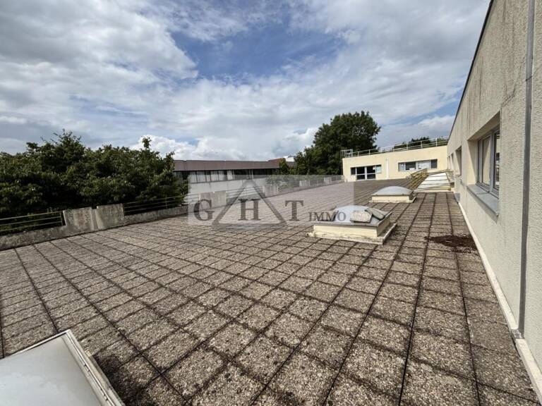 À LOUER : LOCAUX D’ACTIVITÉS - BUC — photo 1