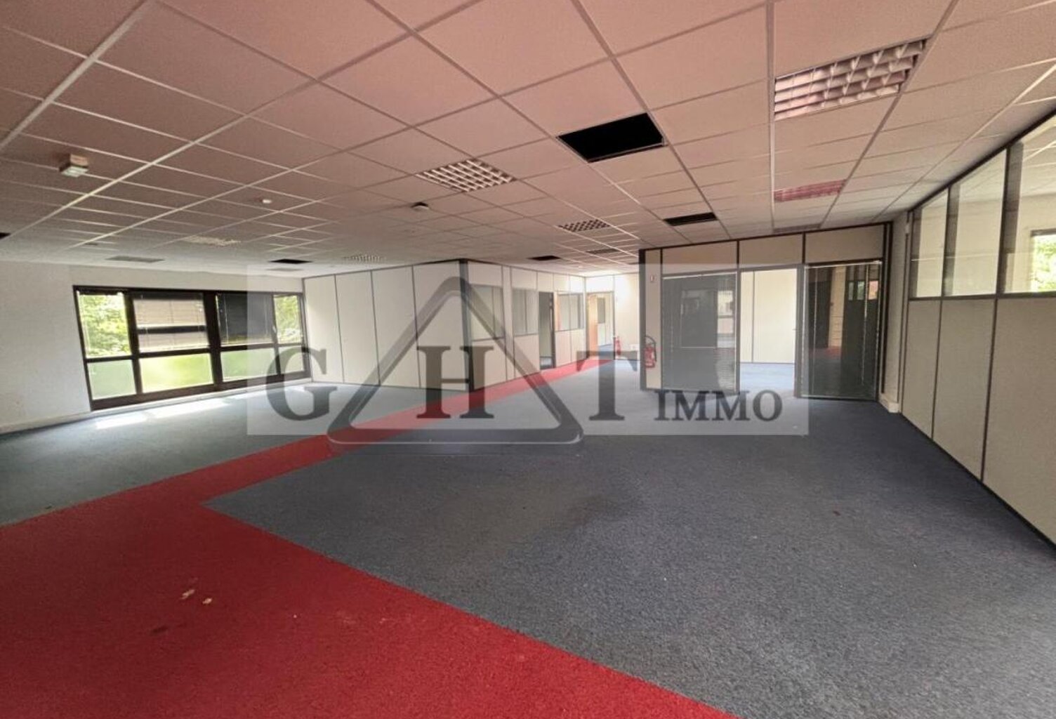 À LOUER LOCAUX D'ACTIVITÉS  - BUC — photo 1