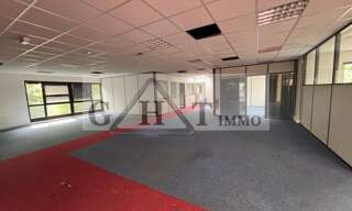 Local industriel  207 m² à louer à Buc (78530)