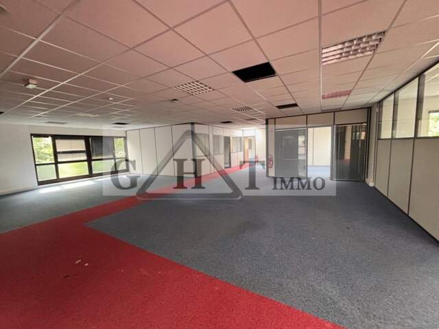 À LOUER LOCAUX D'ACTIVITÉS  - BUC — photo du bien