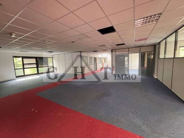À LOUER LOCAUX D'ACTIVITÉS  - BUC — photo 1