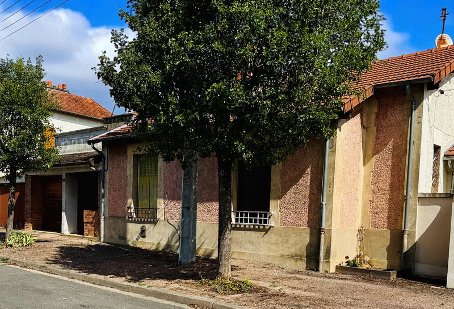 Maison à vendre 10 pièces VARENNES VAUZELLES (58) — photo 1