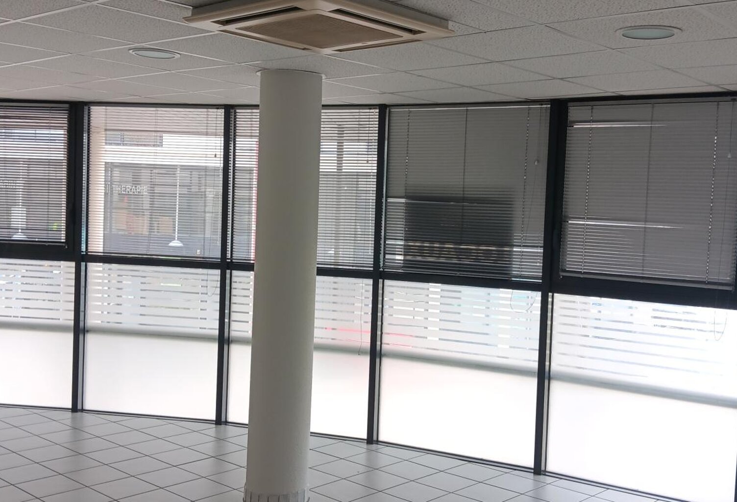 Local commercial; 1er - LOCATION LOCAL COMERCIAL RODEZ — photo 1