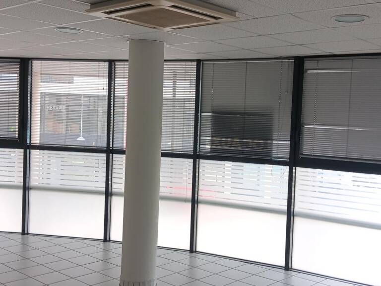 Local commercial; 1er - LOCATION LOCAL COMERCIAL RODEZ — photo 1