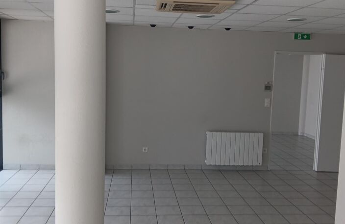 Local commercial; 1er - LOCATION LOCAL COMERCIAL RODEZ — photo 2