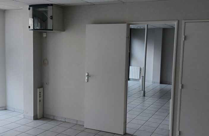 Local commercial; 1er - LOCATION LOCAL COMERCIAL RODEZ — photo 3