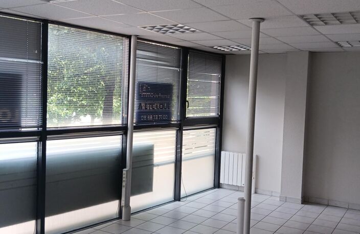 Local commercial; 1er - LOCATION LOCAL COMERCIAL RODEZ — photo 5