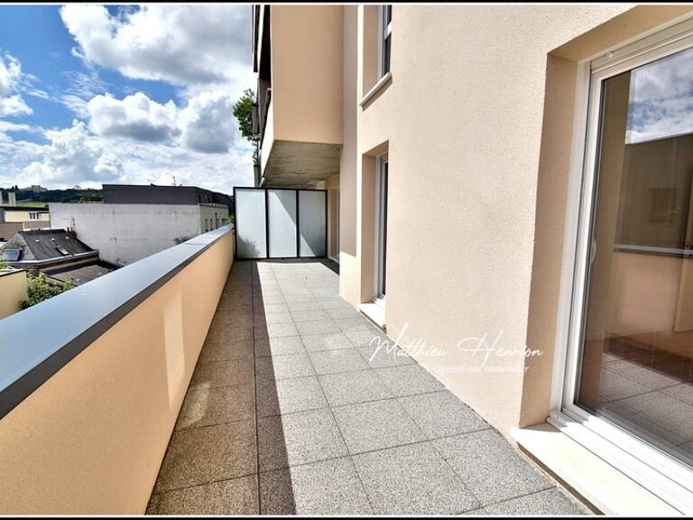 À Rouen Rive Droite, un appartement de 2023 avec terrasse et parking en sous-sol, DPE C — photo 1